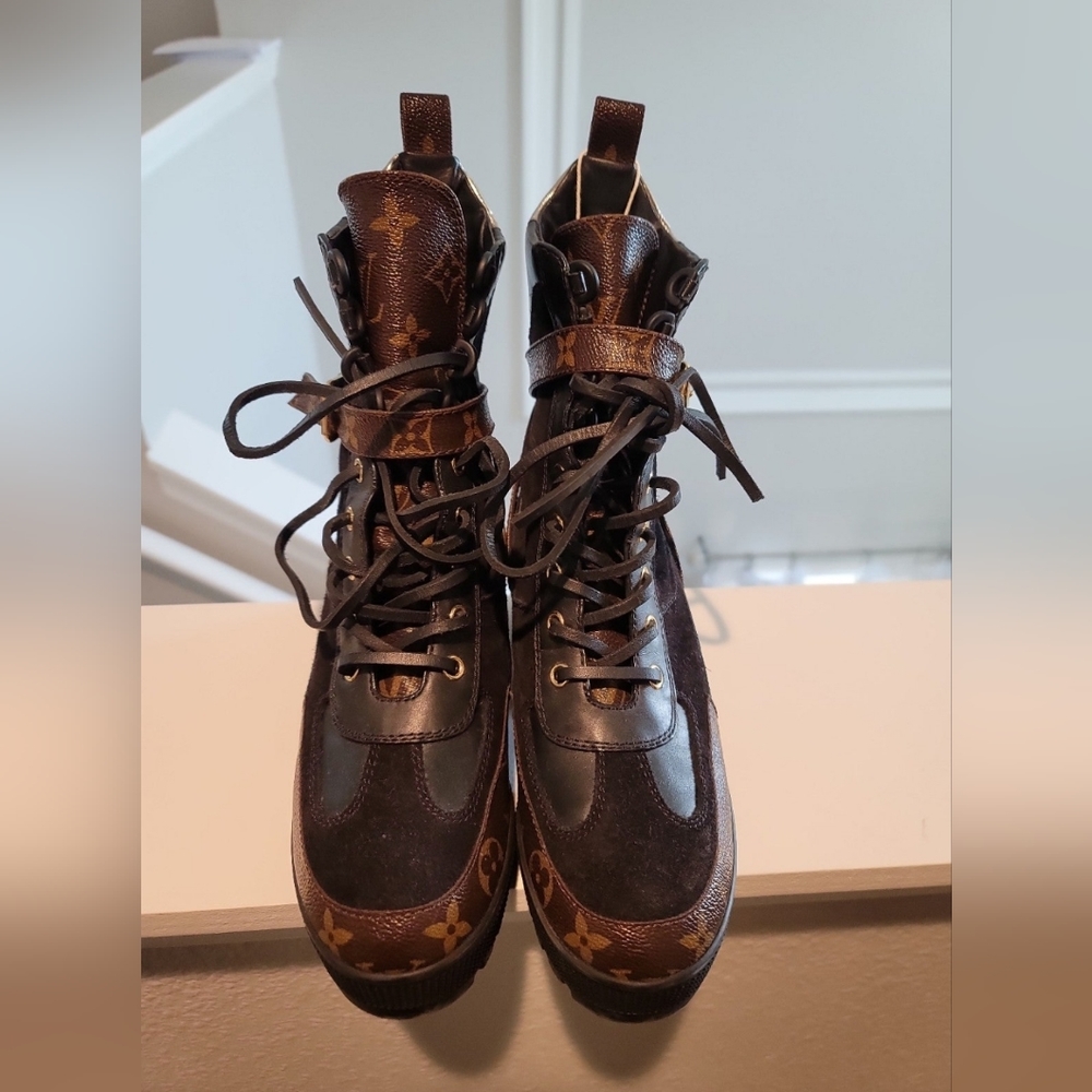 Louis Vuitton Laureate Platform Desert Boot Authentic: Black suede and leather